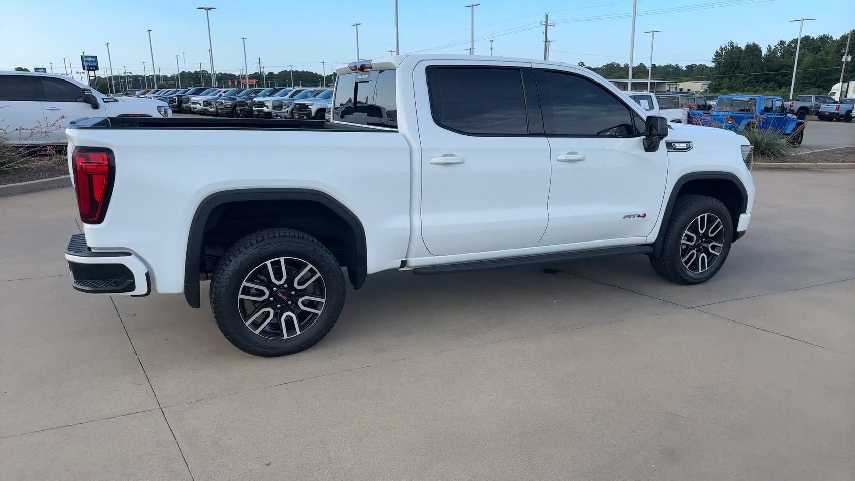 Used 2025 GMC Sierra 1500 AT4 w/ AT4 Premium Package AWD/4WD image 9