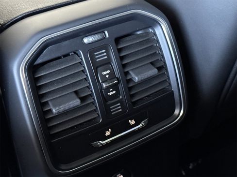 Used 2025 Porsche Macan image 15