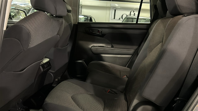 Used 2020 Toyota Highlander LE AWD/4WD image 21