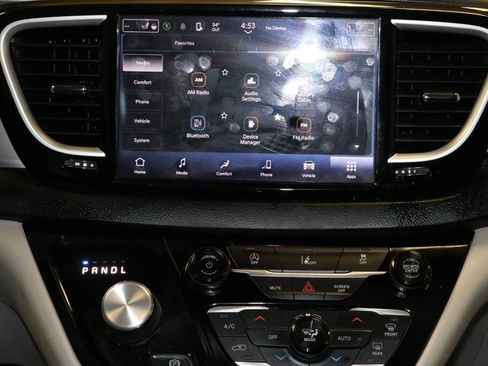 Used 2023 Chrysler Pacifica Touring-L image 41