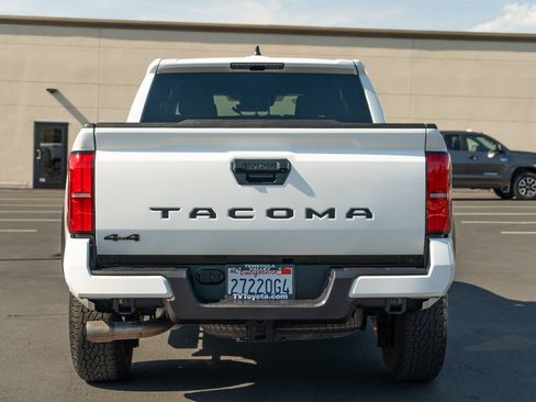 Certified 2025 Toyota Tacoma TRD Off-Road AWD/4WD image 9