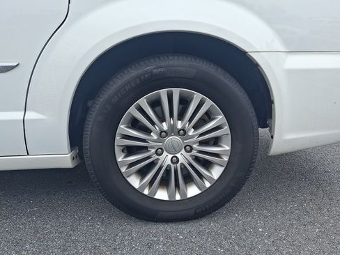 Used 2016 Chrysler Town & Country Touring-L FWD image 9