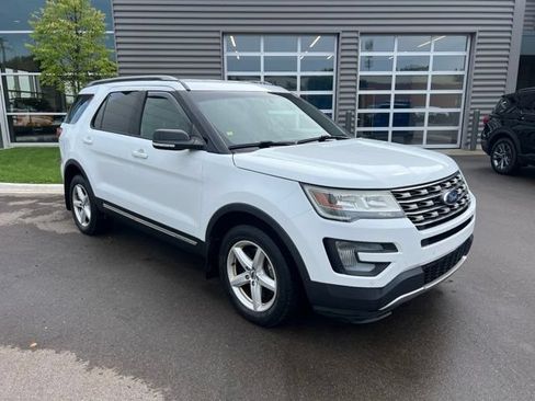 Used 2016 Ford Explorer XLT w/ Equipment Group 202A AWD/4WD image 3