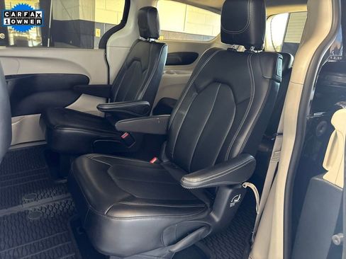 Used 2024 Chrysler Pacifica Touring-L image 29