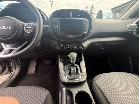 Used 2025 Kia Soul LX w/ LX Technology Package FWD image 16