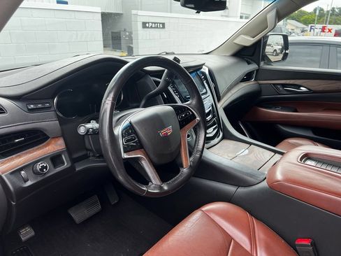 Used 2019 Cadillac Escalade ESV Luxury RWD image 3