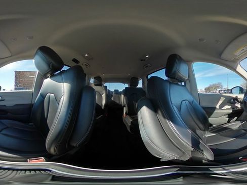 Used 2023 Chrysler Pacifica Touring-L image 44