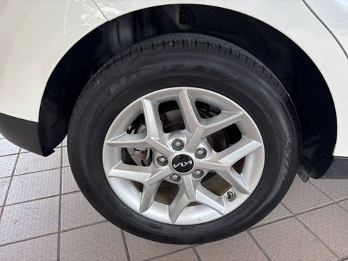 Used 2025 Kia Soul LX w/ LX Technology Package FWD image 28