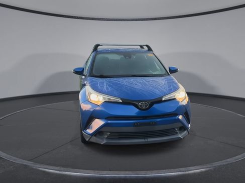 Used 2018 Toyota C-HR XLE FWD image 3