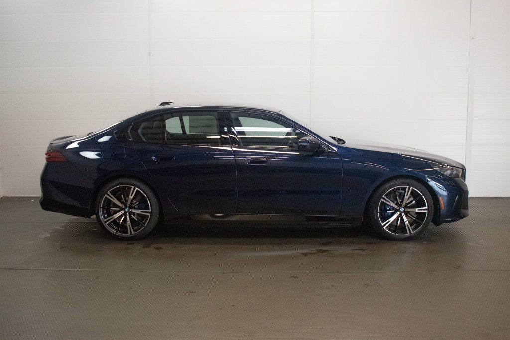 New 2027 BMW 550e xDrive w/ Premium Package AWD/4WD image 3