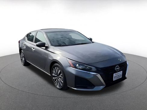 Used 2025 Nissan Altima 2.5 SV image 3