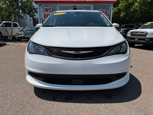 Used 2022 Chrysler Voyager LX FWD image 3