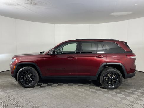 Used 2024 Jeep Grand Cherokee Altitude image 3