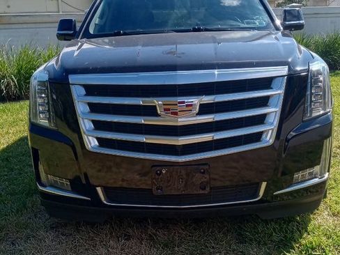 Used 2019 Cadillac Escalade Luxury AWD/4WD image 4