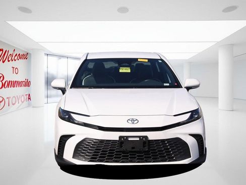 Used 2025 Toyota Camry SE FWD image 4