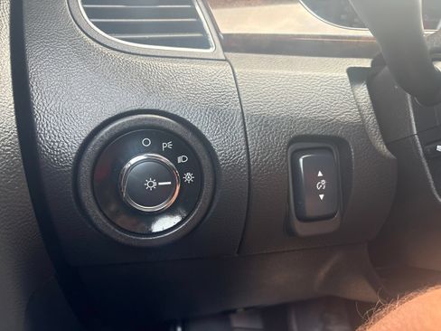 Used 2015 Ford Taurus Limited FWD image 36
