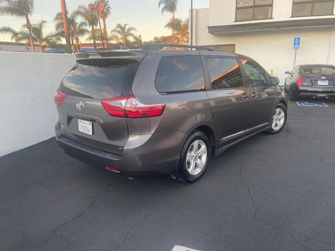 Used 2020 Toyota Sienna LE image 4