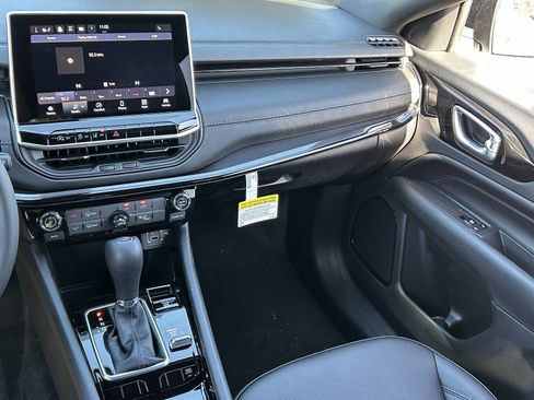 New 2026 Jeep Compass Latitude image 13