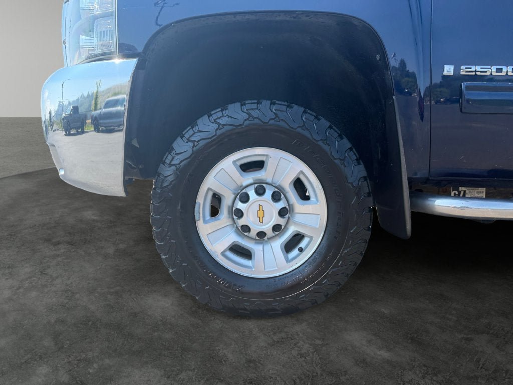 Used 2009 Chevrolet Silverado 2500 LTZ w/ Safety Package AWD/4WD image 5