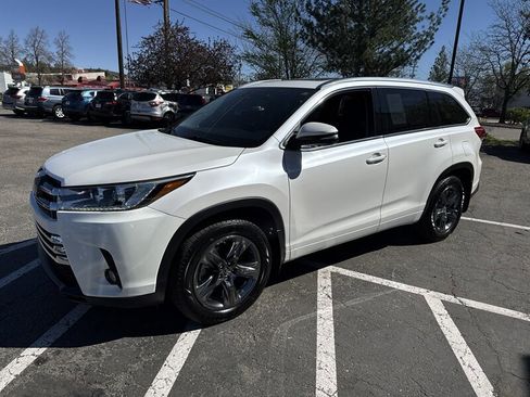 Used 2018 Toyota Highlander Limited Platinum image 2