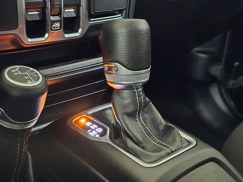 Used 2019 Jeep Wrangler Unlimited Sahara image 30