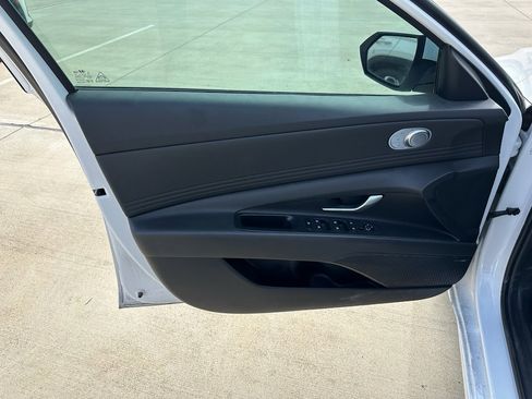 Used 2024 Hyundai Elantra Limited image 9