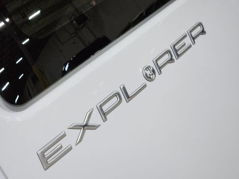 Used 2015 Chevrolet Express 2500 image 24