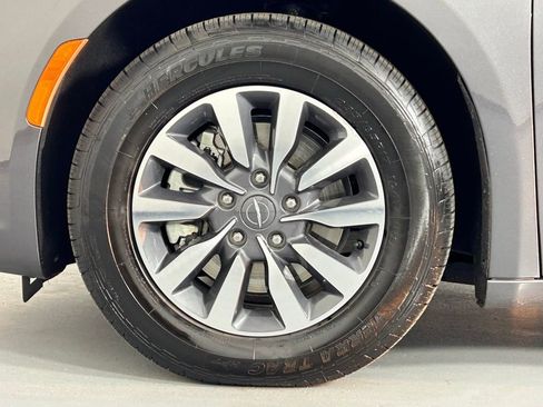 Used 2023 Chrysler Pacifica Touring-L image 36