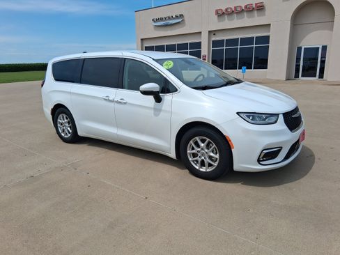 Used 2023 Chrysler Pacifica Touring-L FWD image 2