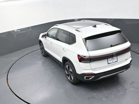 New 2026 Volkswagen Taos SE image 15