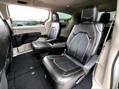 Used 2021 Chrysler Voyager Lxi image 20