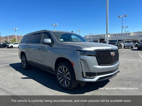 Used 2023 Cadillac Escalade ESV Sport Platinum w/ Heavy-Duty Trailer Package AWD/4WD image 3