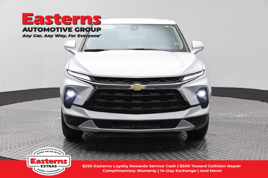 Used 2025 Chevrolet Blazer LT FWD image 3