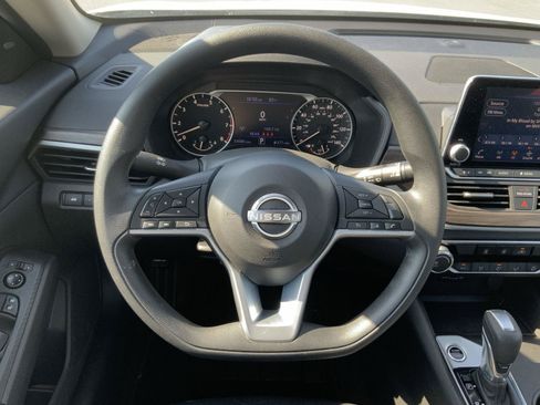 Used 2025 Nissan Altima 2.5 SV FWD image 21
