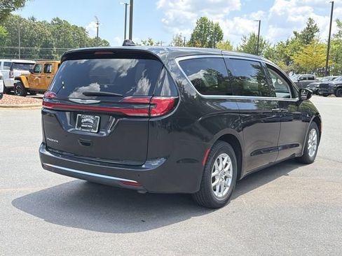 Used 2023 Chrysler Pacifica Touring-L FWD image 12
