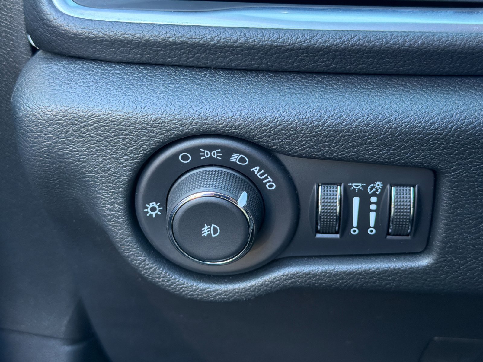 Used 2026 Chrysler Pacifica Limited FWD image 35