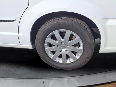 Used 2016 Chrysler Town & Country Touring w/ Driver Convenience Group FWD image 15