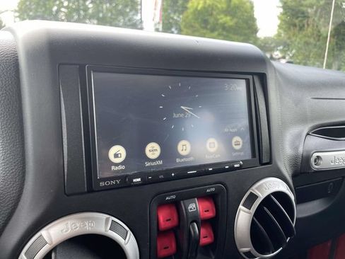 Used 2017 Jeep Wrangler Unlimited Rubicon AWD/4WD image 29