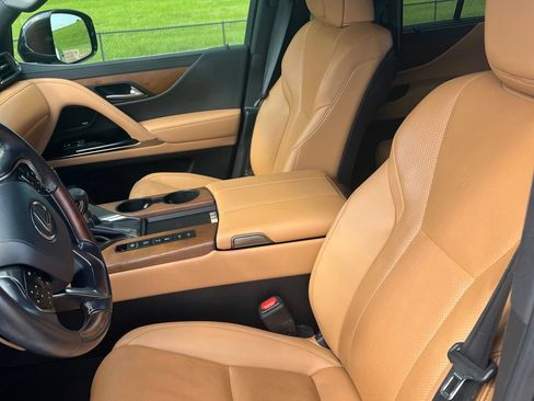 Used 2023 Lexus LX 600 4WD w/ Luxury Package image 10