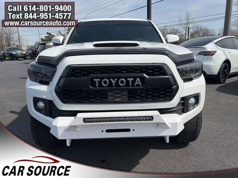Used 2019 Toyota Tacoma TRD Sport image 2