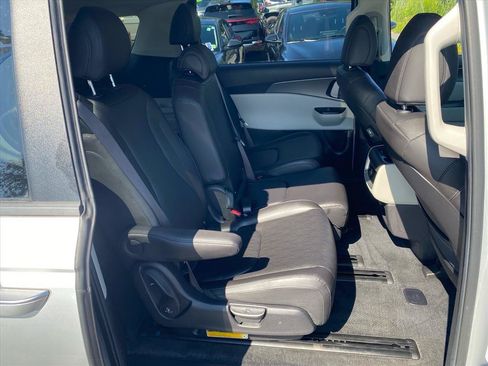 Certified 2022 Kia Carnival LX FWD image 25