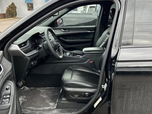 Used 2024 Jeep Grand Cherokee Limited w/ Black Appearance Package image 4