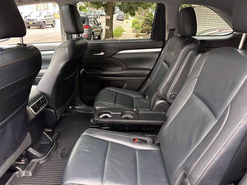 Used 2019 Toyota Highlander XLE AWD/4WD image 15