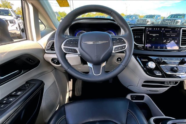 Used 2023 Chrysler Pacifica Touring-L FWD image 8
