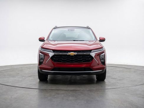 Used 2025 Chevrolet Trax LT FWD image 2
