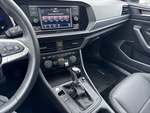 Certified 2024 Volkswagen Jetta SE w/ Panoramic Sunroof Package image 18