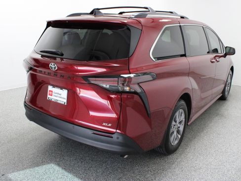 Used 2026 Toyota Sienna XLE FWD image 7