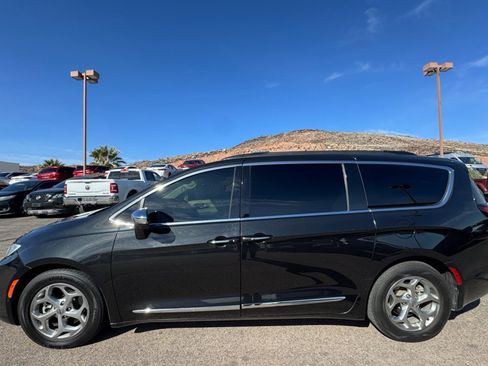 Used 2022 Chrysler Pacifica Limited image 2