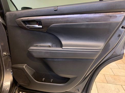 Used 2023 Toyota Highlander Limited AWD/4WD image 56
