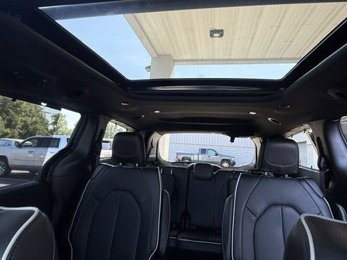 Used 2025 Chrysler Pacifica Limited FWD image 22
